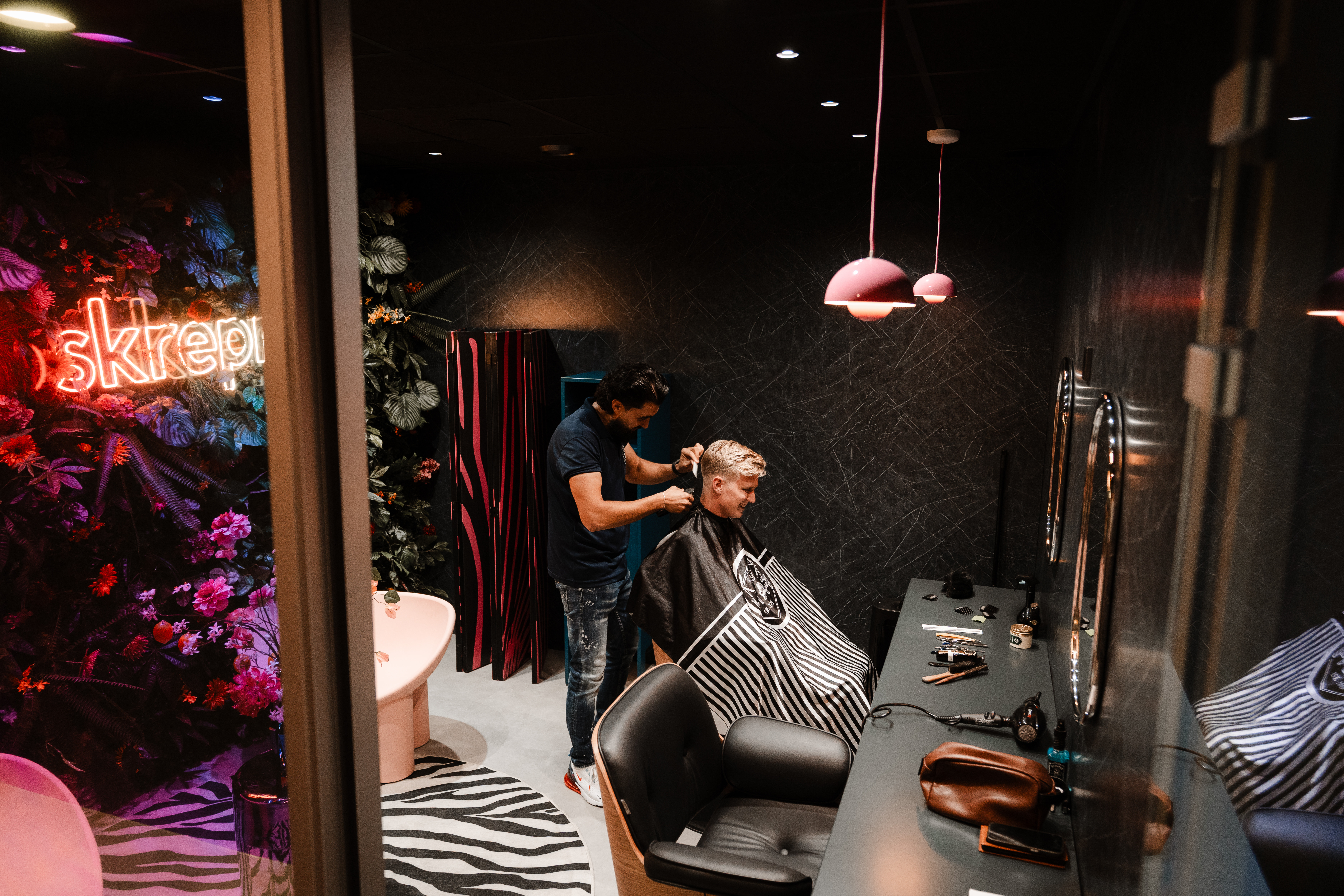 Kapper knipt een Skrepr developer op kantoor